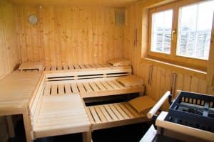 Eine Sauna mit Holzfenster und Liegen