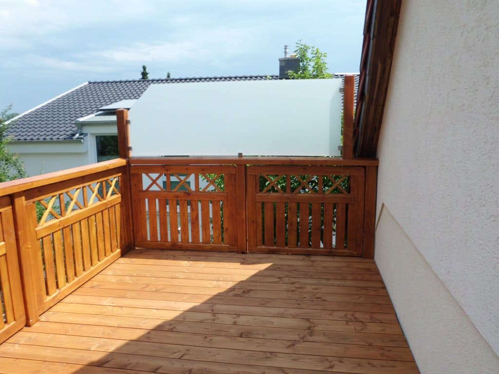 Balkonfläche Holzgeländer